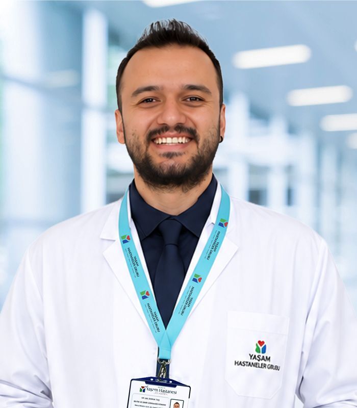 Op. Dr. Doruk Taş, beyaz hekim önlüğü ve hastane yaka kartıyla portre